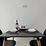Modern In Town, Walking Distance To The - No 4 Apartament