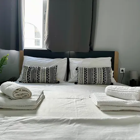 Modern In Town, Walking Distance To The - No 4 *