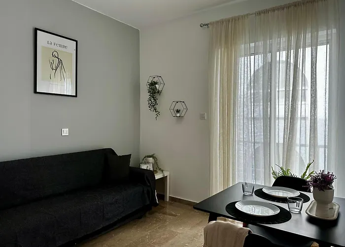 Διαμέρισμα Modern In Town, Walking Distance To The - No 4